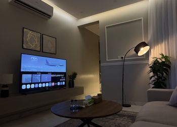 شقة بصالة أنيقة وغرفتين نوم