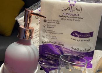شاليه بجلسة خارجية ومسطح اخضر