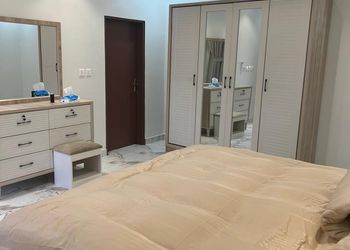 استراحة بألعاب أطفال وملعب كرة 