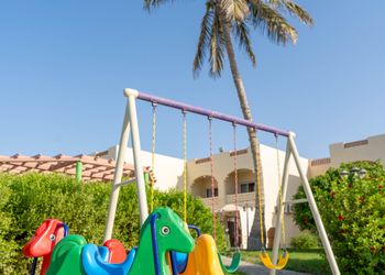 شقة بصالة وغرفة نوم بأثاث مريح