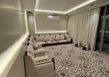 شاليه بجلسة خارجية ومسطح اخضر