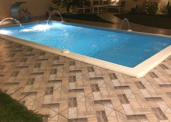 استراحة بمسطح اخضر وجلسة خارجية 