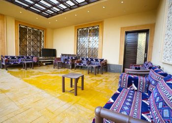 شاليه بمسطح اخضر وجلسة خارجية