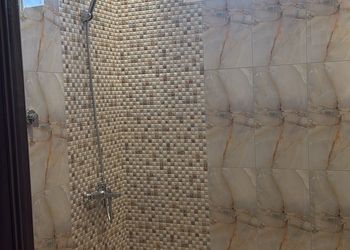 شقة بثلاث غرف نوم وصالة مريحة 