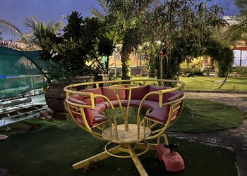 شاليه بمسبح خارجي ومسطحات خضراء