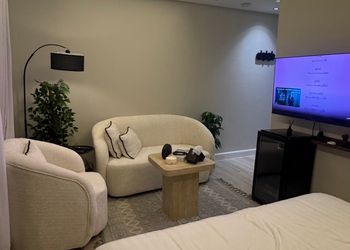 استديو بأثاث مريح وبسيط 