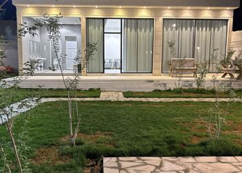 استراحة بمسبح خارجي وجلسة خارجية