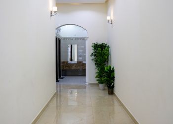 استراحة بألعاب أطفال ومسطح اخضر 