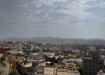 شقة بصالة أنيقة وغرفتين نوم 