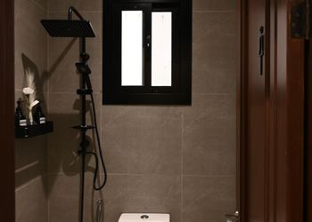 استديو بأثاث مريح وبسيط 