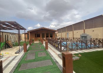 شاليه بجلسة خارجية ومسبح 