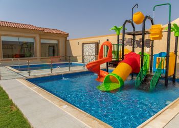 شاليه بجلسة خارجية ومسبح