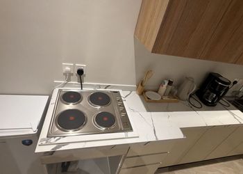 استديو بأثاث مريح وبسيط 