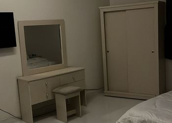 استديو بأثاث مريح وبسيط 