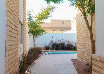شاليه بصالة مطلة على مسبح خارجي 