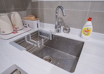 شقة بصالة جلوس وغرف نوم مريحة 
