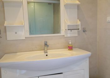 شاليه بصالة مطلة على المسبح 