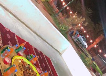 مزرعة بمسطحات خضراء وجلسة خارجية