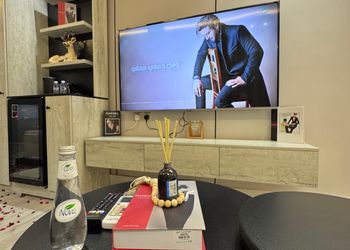 استديو بأثاث مريح وبسيط 