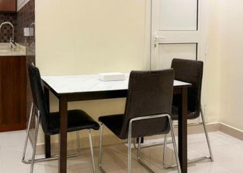 شقة بصالة جلوس وغرفة نوم مريحة 