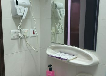 شقة بصالة جلوس وغرفتين نوم 
