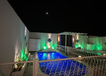 شاليه بصالة مطلة على المسبح