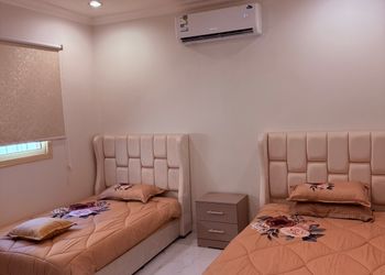 شقة بثلاث غرف نوم وصالة مريحة 