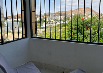 فيلا بجلسة خارجية وغرفة نوم