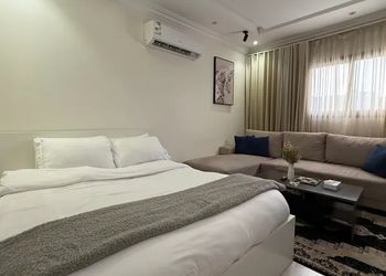 استديو بسرير ماستر وجلسة جانبية 
