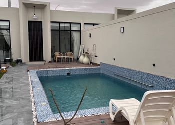 شاليه بمسطح اخضر وجلسة خارجية 