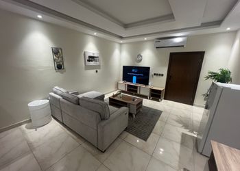 استديو بأثاث مريح وبسيط 