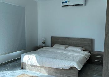 شاليه بجلسة خارجية ومسطح اخضر