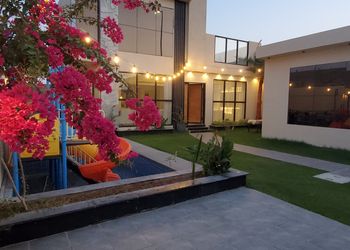 شاليه بمسطح اخضر ,ومسبح خارجي 