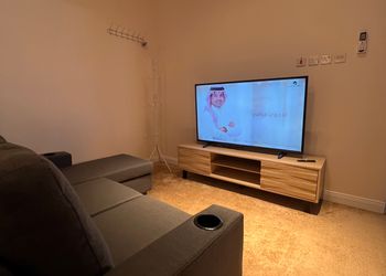 شاليه بجلسة خارجية ومسطح اخضر