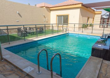 شاليه بصالة وجلسة خارجية بمسبح