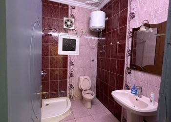 شاليه بجلسة خارجية ومسبح 