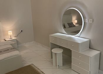 شقة بصالة انيقة وغرفة نوم