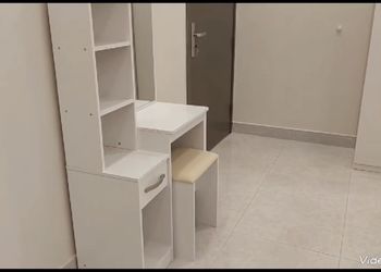 شقة بصالة وثلاث غرف نوم 