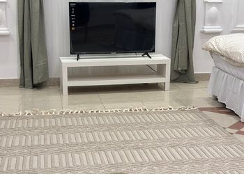 استديو بأثاث مريح وبسيط 