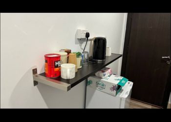 غرفة بسرير مريح وأثاث بسيط