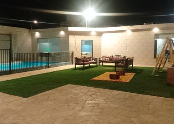 شاليه بصالة داخلية ومسطح اخضر