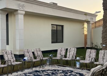 استراحة بمسطح اخضر وجلسة خارجية