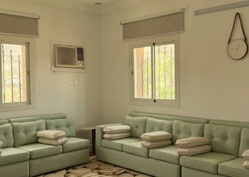شقة بصالة مريحة وغرفتين نوم 