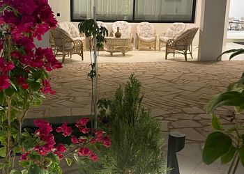 استراحة بمجلس وفناء خارجي 
