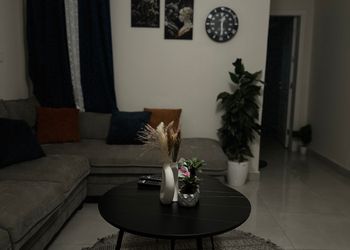 شقة بغرفة معيشة وغرفة نوم 