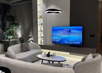 شقة بصالة انيقة ودخول ذاتي