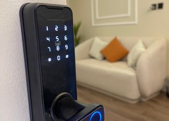 شقة بصالة أنيقة ودخول ذاتي 