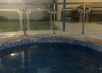 شاليه بمسبح خارجي وجلسة خارجية