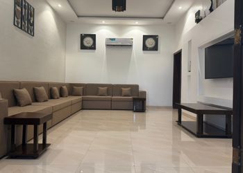 استراحة جلسة بإطلالة على حديقة