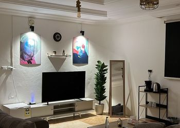 استديو بأثاث مريح وبسيط 